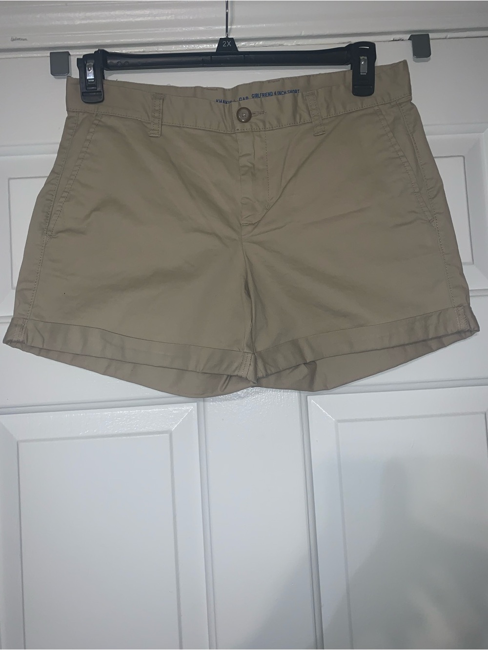 Women’s 4 inch Gap Khaki Shorts (Size 6 Like New